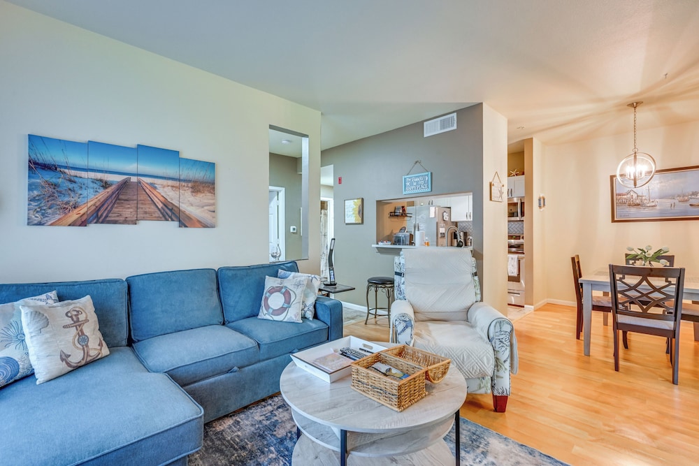 4 Mi to Clearwater Beach: Apt w/ Community Pool!
