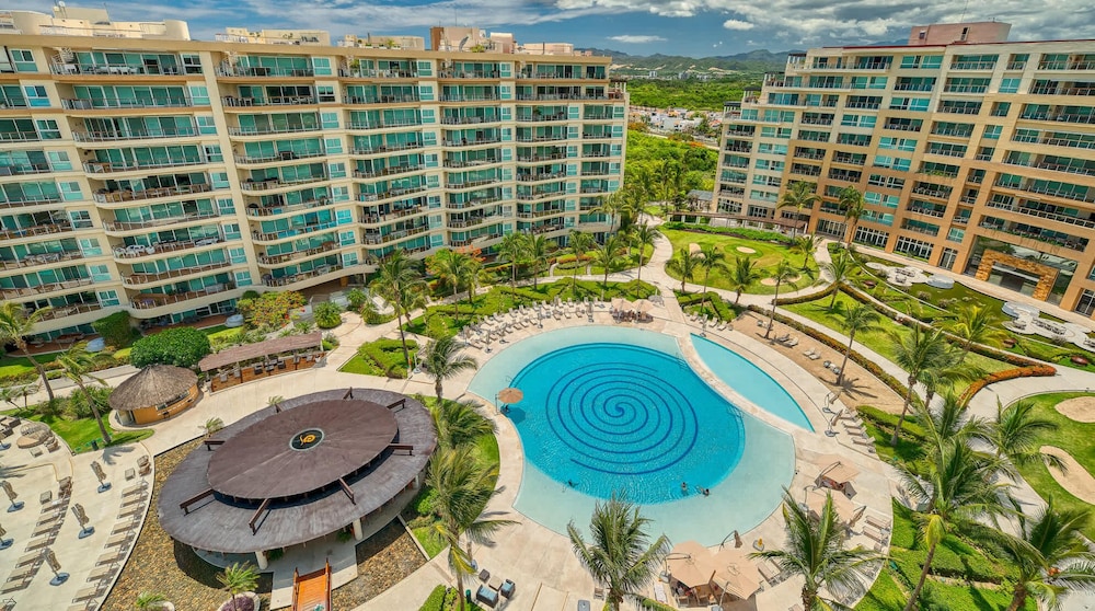 Luxury 4 BR Condo - Private Beachfront Deck With Pool