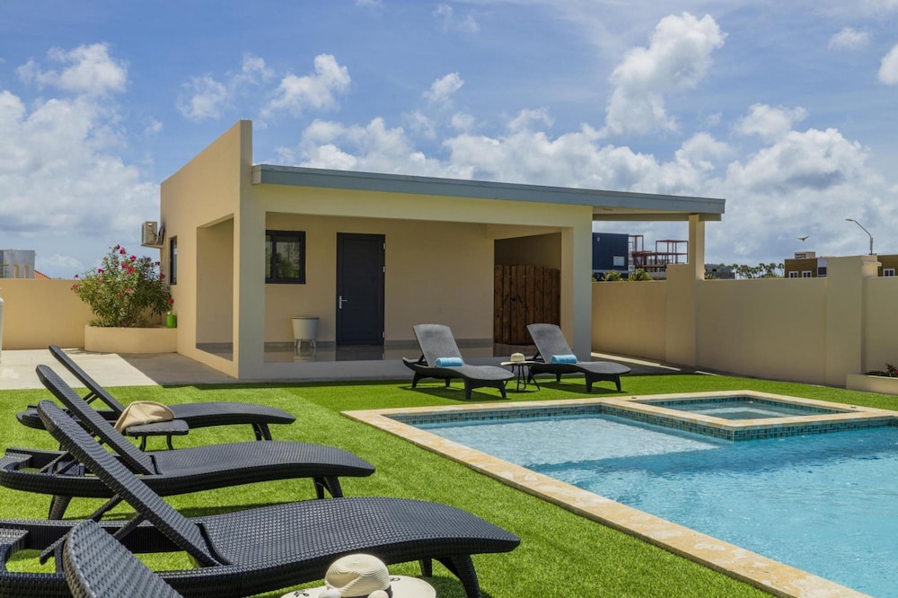 NEW 4br4ba Villa Across of Palmbeach w Pvt Pool