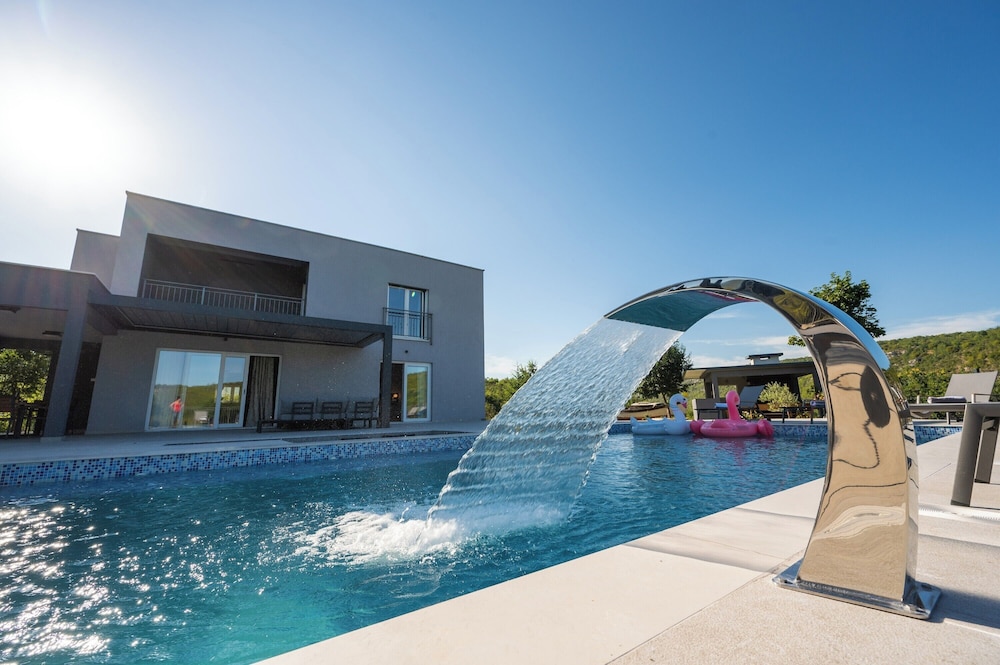 Villa River Rose With Pool and Jacuzzi