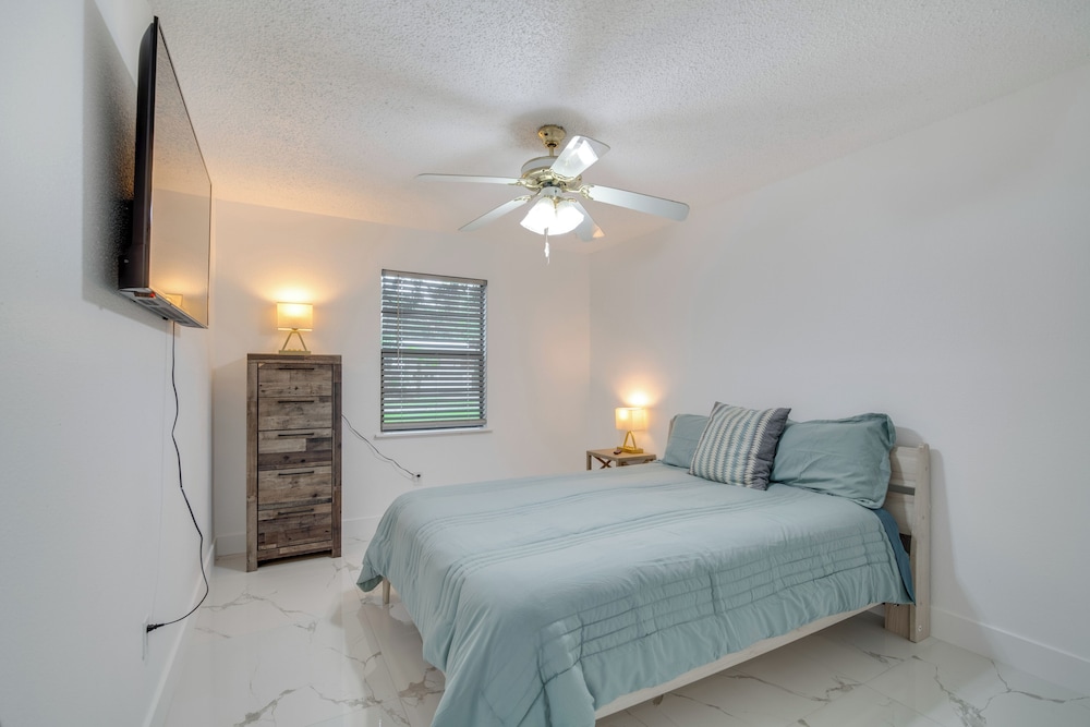 Swim, Hike & Kayak: Crystal River Retreat w/ Yard!