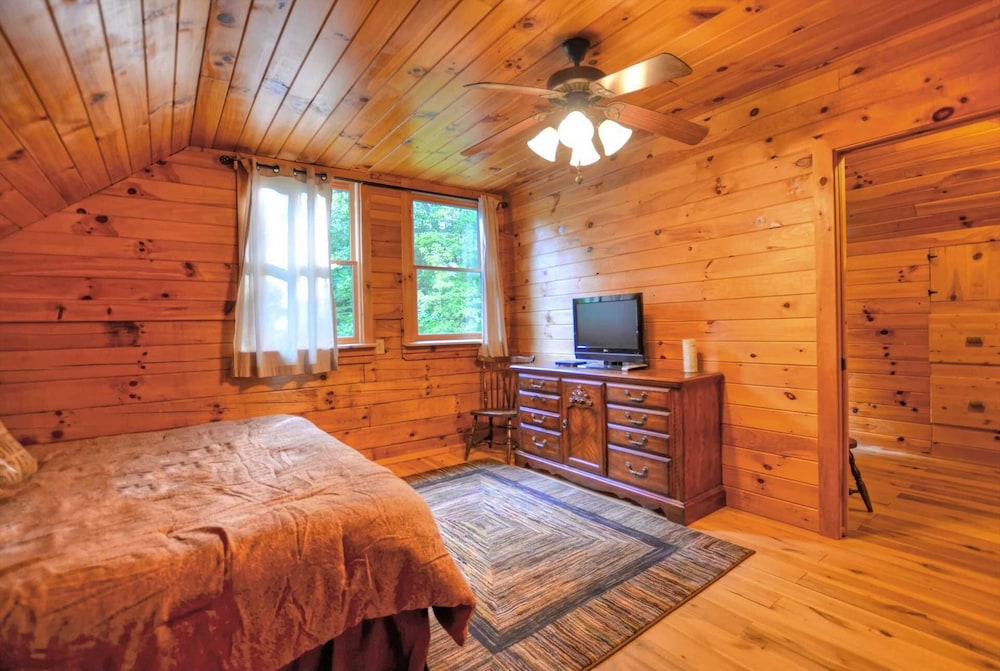 Moonshiner's Hideaway 2 Bedroom Cabin by Redawning