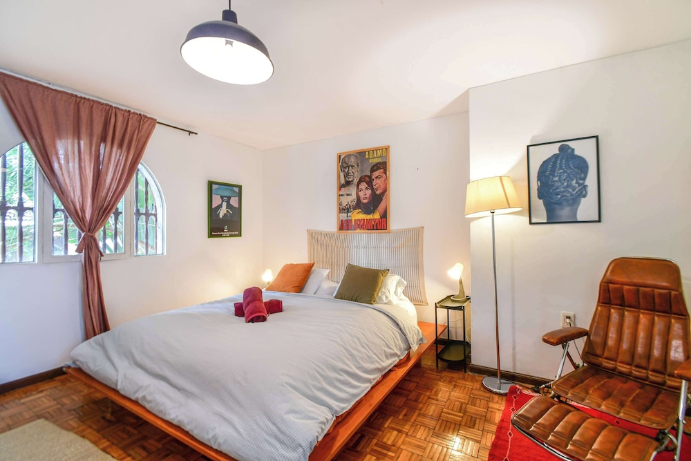 w Bright Colonial 5BR House With Balcony