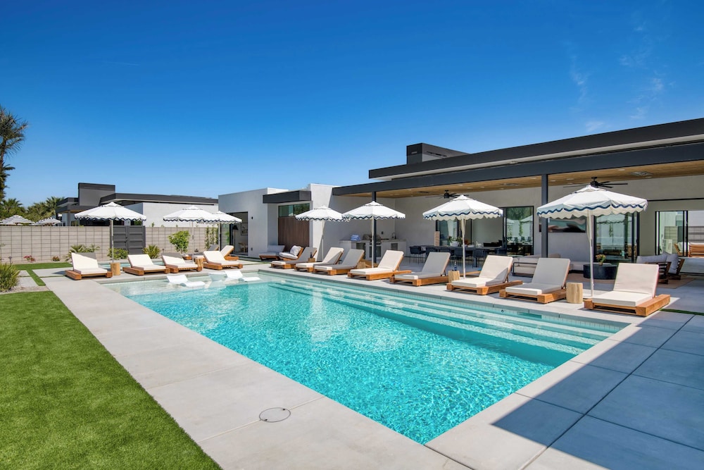 Sleeps 34 2 Villas, Pool, Pickleball + Bocce Polo Villas Elara by Avantstay