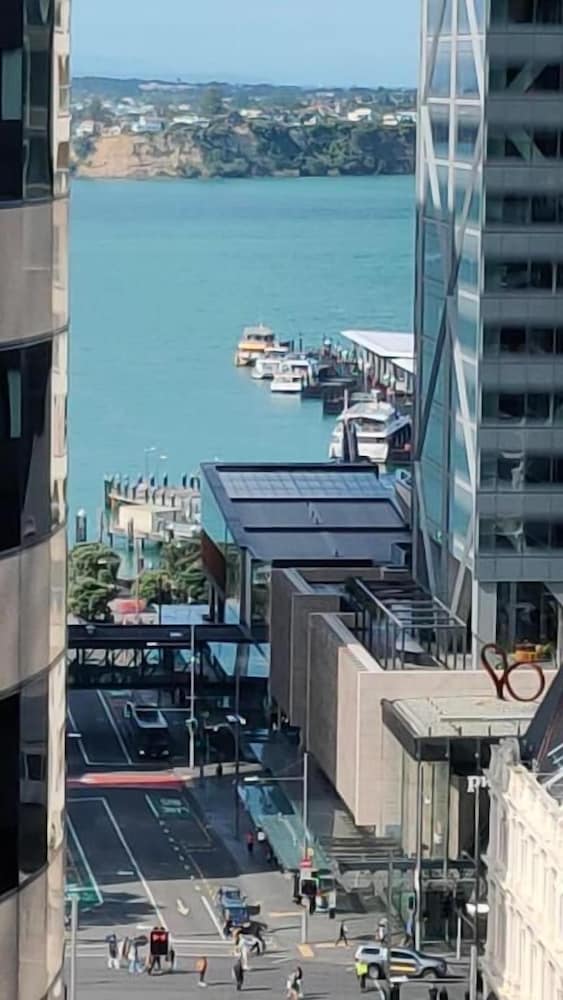 Near Sky Tower Cozy 1B Apt Close to Port