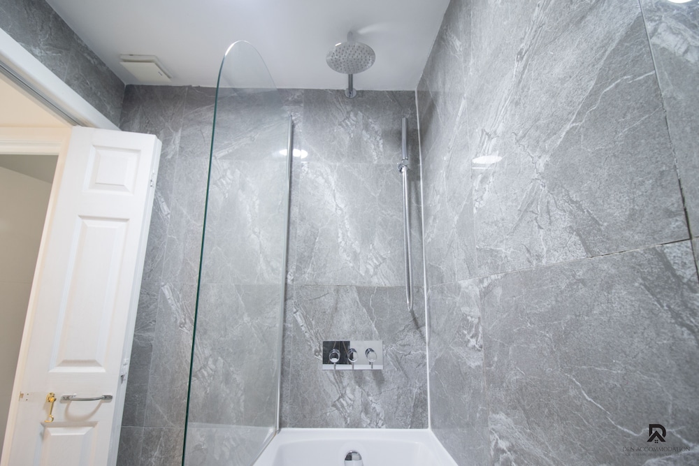 London Apt - Sleeps 4 - Parking - Wifi