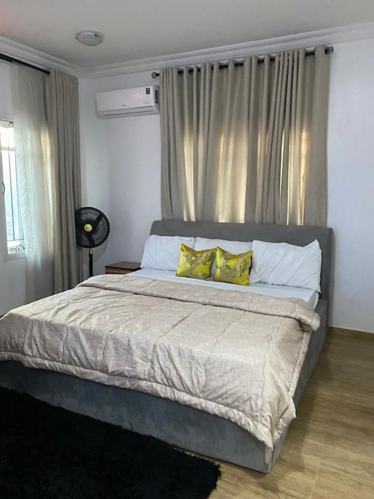 Captivating 3-bed Apartment in Lagos view 5