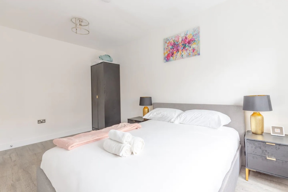 Contemporary 2 Bedroom in West London