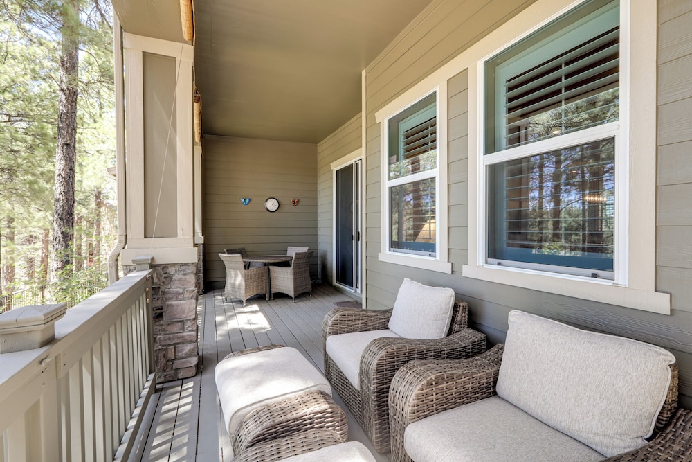 Tasteful Flagstaff Townhome w/ 2 Furnished Decks