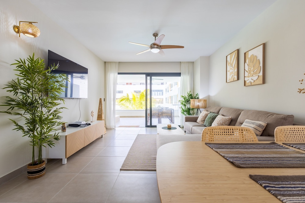 Chic 2BR Stay w Terrace Picuzzi 5 Min to Beach