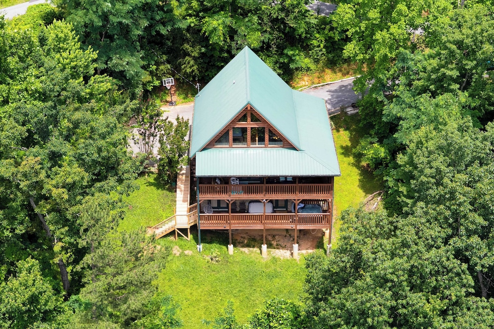 Triple Mountain View by Avantstay: Hot Tub, Game Room & Stunning Smoky Mountain Views