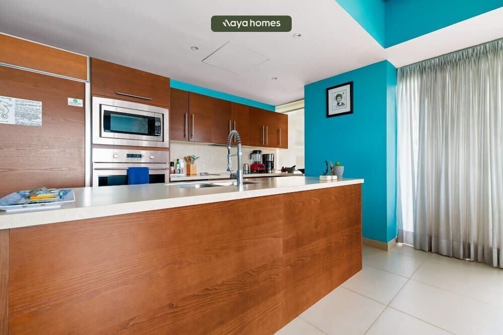 Oceanview 3BR Apt With Beach Access - Pools - Gym