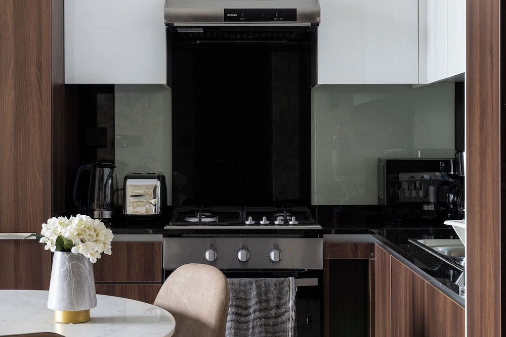 SIMPLY COMFORT Urban Chic Suites in J One Tower City & Canal Views