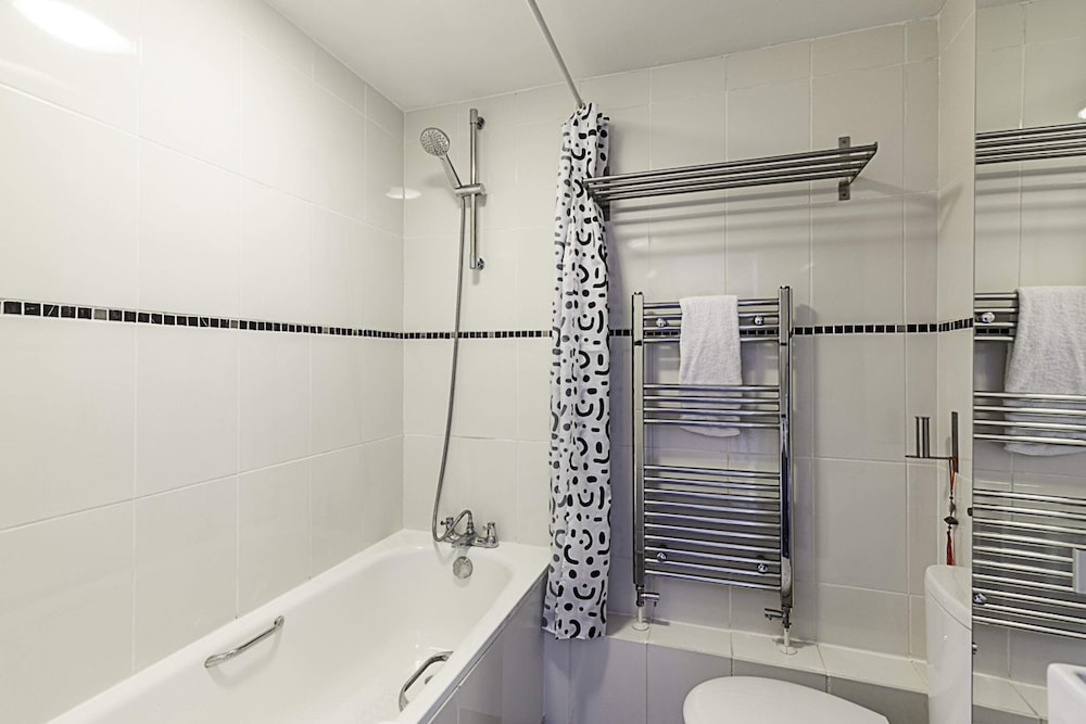 Cosy Angel Flat: Tube Nearby, Stunning Views!