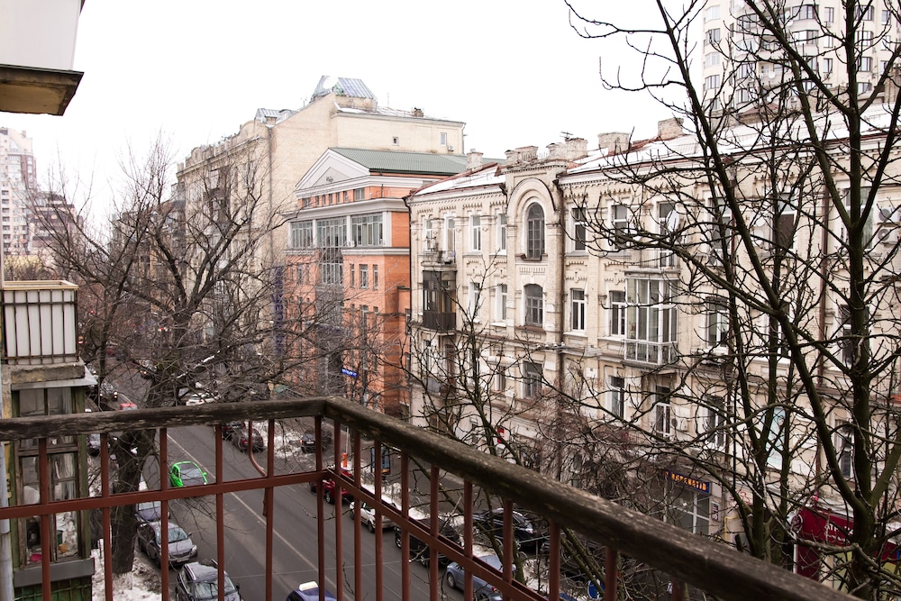 Apartment on Lvivska square view 3