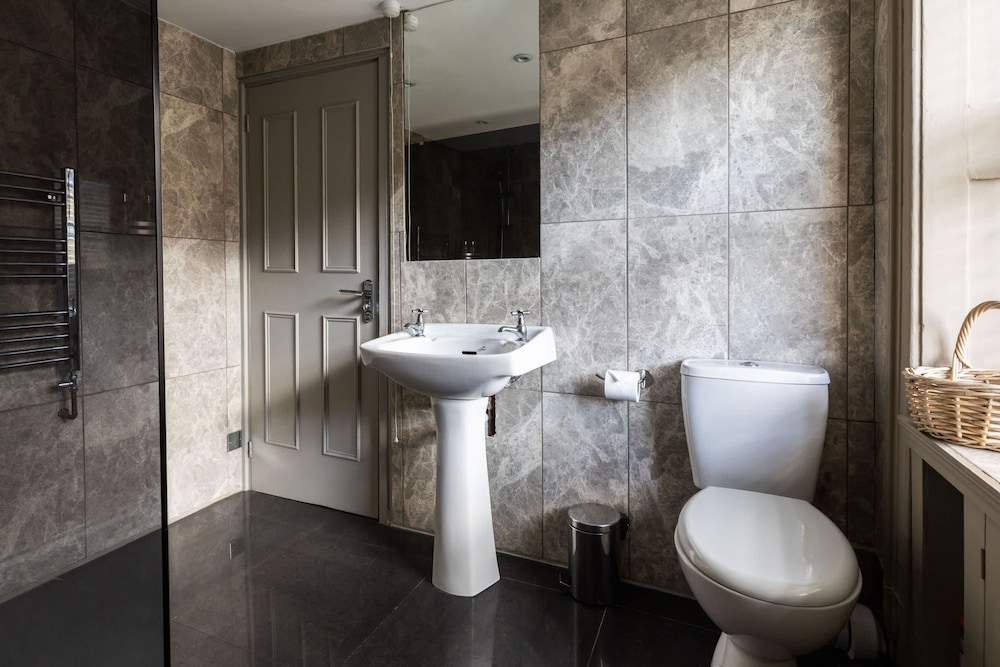 Stylish 4-bedroom Townhouse in the Heart of Bath