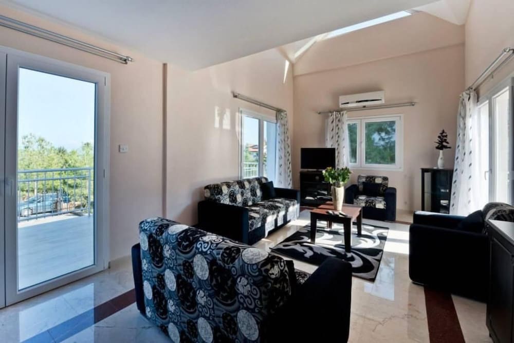 House With Shared Pool and Terrace 9 min to Beach