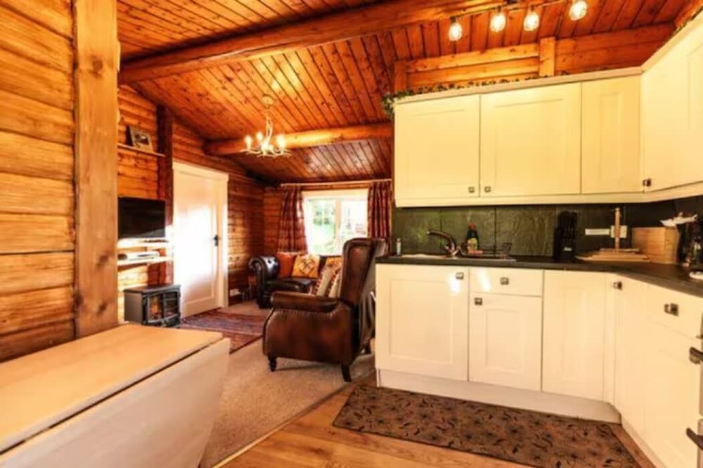 Cozy Mountain 2 Bed Log Cabin view 5