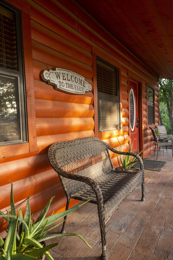 Waco Vacations - Cabin 1 Rental 15 Minutes From Magnolia and Baylor - Property Image 7