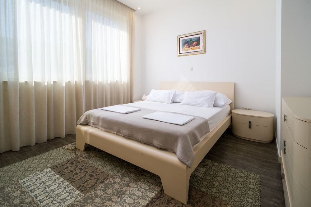 Acadia Beach Villas & Apartments, Slatine
