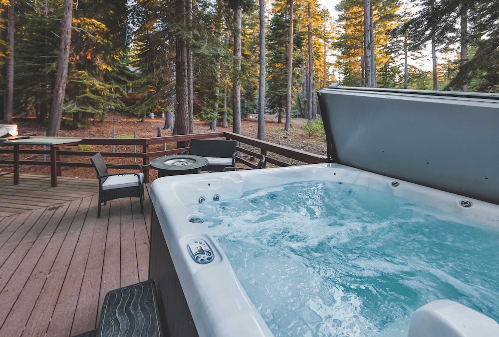 Iroquois Ridge Charming Home for 8 w/ Hot Tub Near Lake Tahoe & Skiing