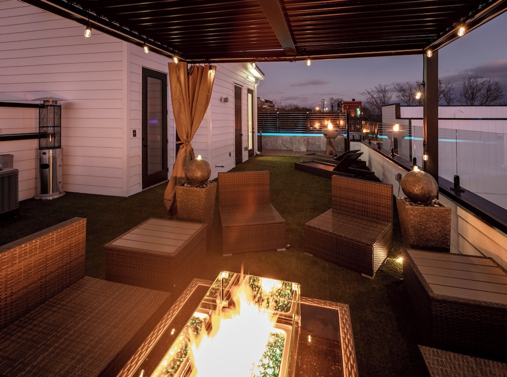 NEW Luxury Home With Rooftop Heated Pool