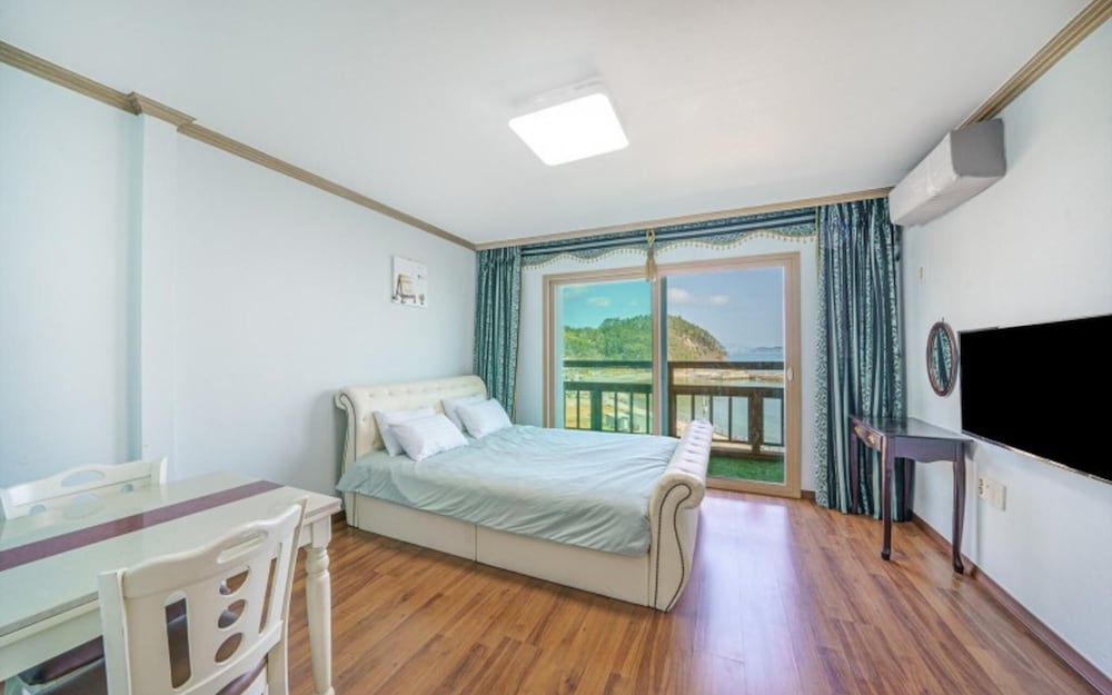 Geojedo Ocean View Dumo Mongdol Pension