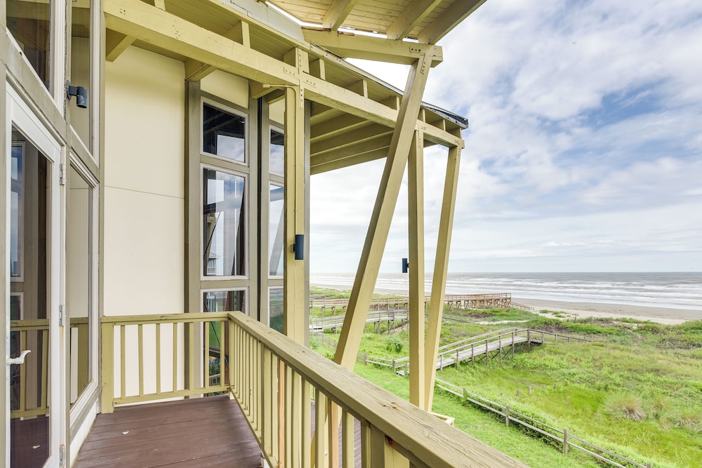 Oceanfront Home w/ Beach Access in Galveston