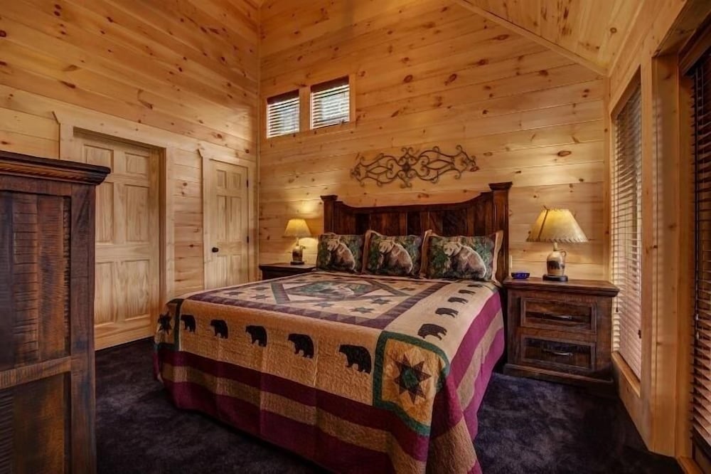 Lazy Bear Lodge - 4 Bedrooms, 4 Baths, Sleeps 14 Home by RedAwning