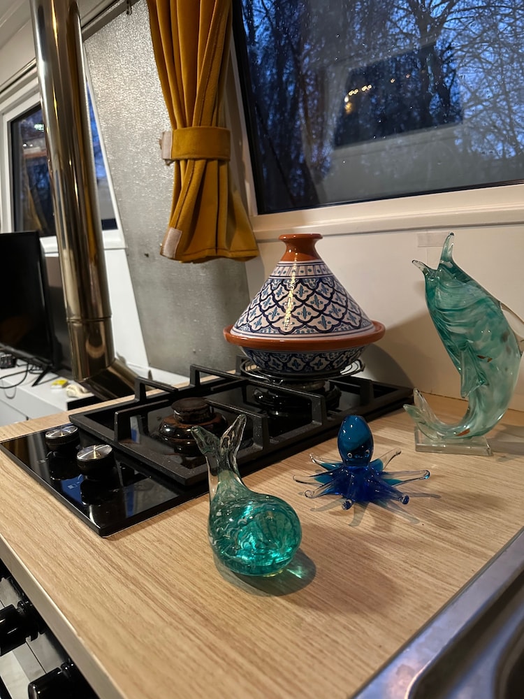 London Dutch Barge - Sleeps 3 & Cosy Fireplace