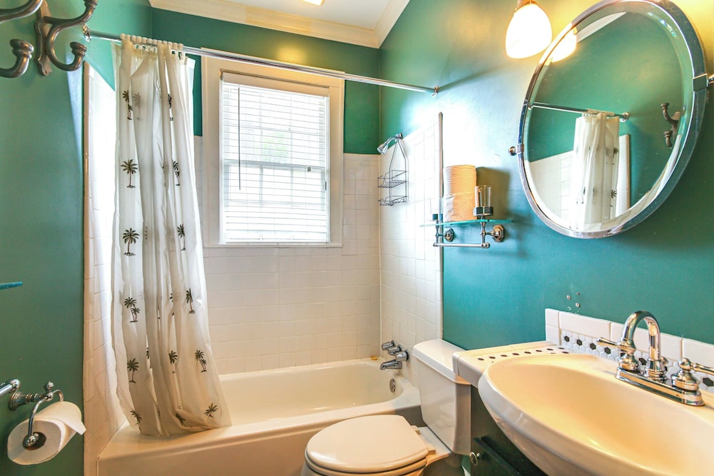 2 Mi to Memphis Zoo: Charming Home w/ Private Yard