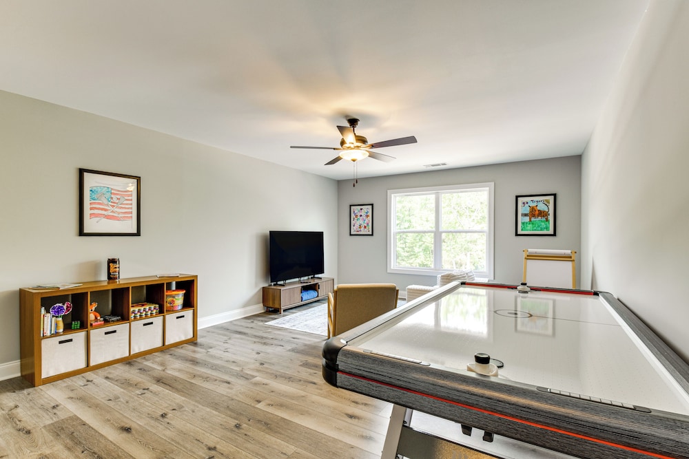 Boat Dock + Lake Hartwell Access: Family Getaway!