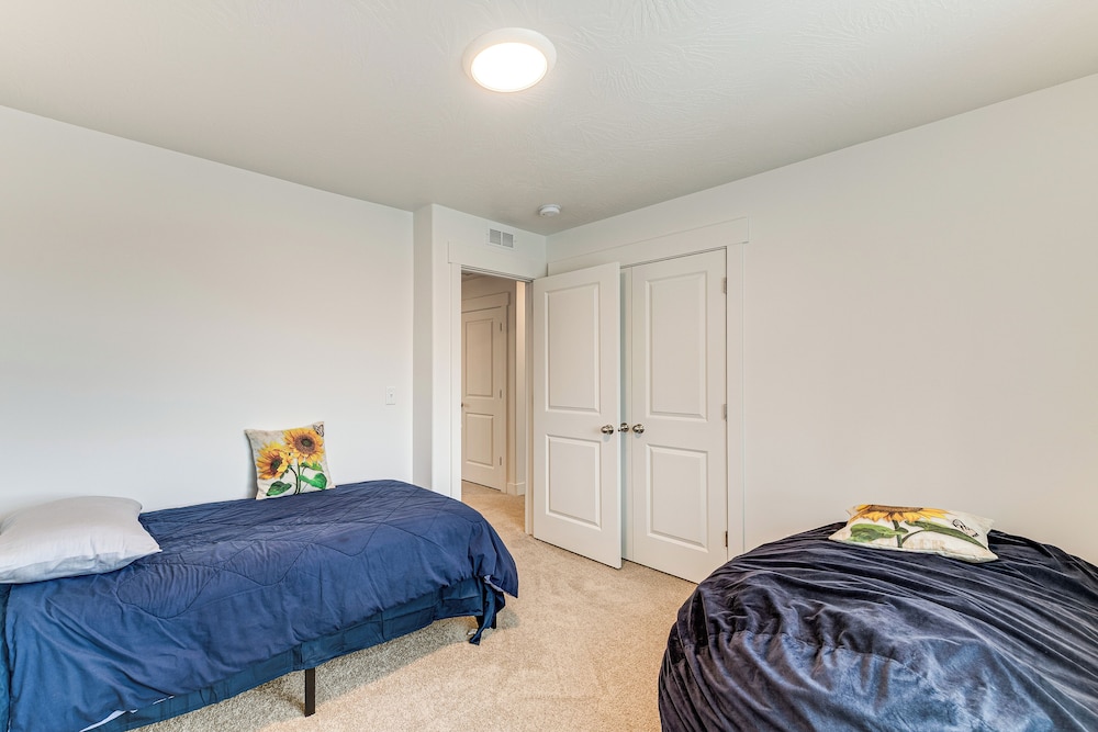 5 Mi to Trails: Townhome in Eagle Mountain