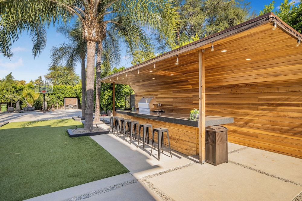 Louise Modern - Luxury Smart Estate in Encino w/ Pool, Gym & Spa