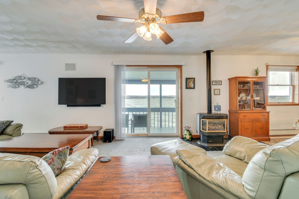 Boat, Grill & Unwind: Lakefront Cayuga Home!
