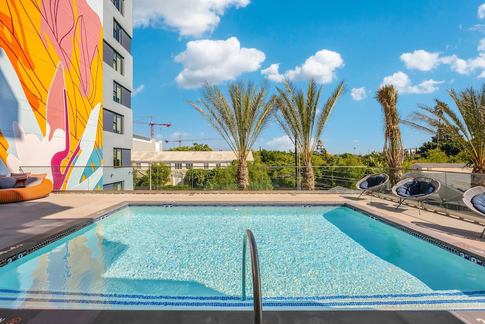 Luxury 3BR Hollywood Sign View by Oneluxstay