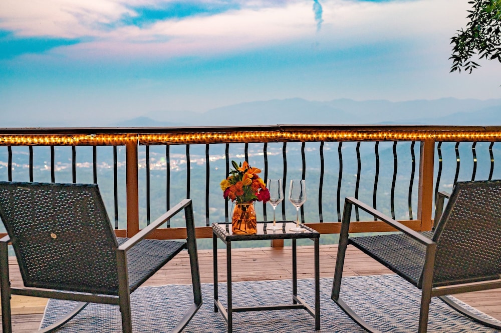 Unparalleled Views Deck w Hottub Game Room Pool Table Panorama by Avantstay