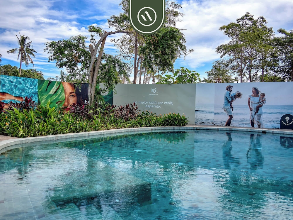 Luxury 2 BR Condo Near Beaches - Pools - Gym