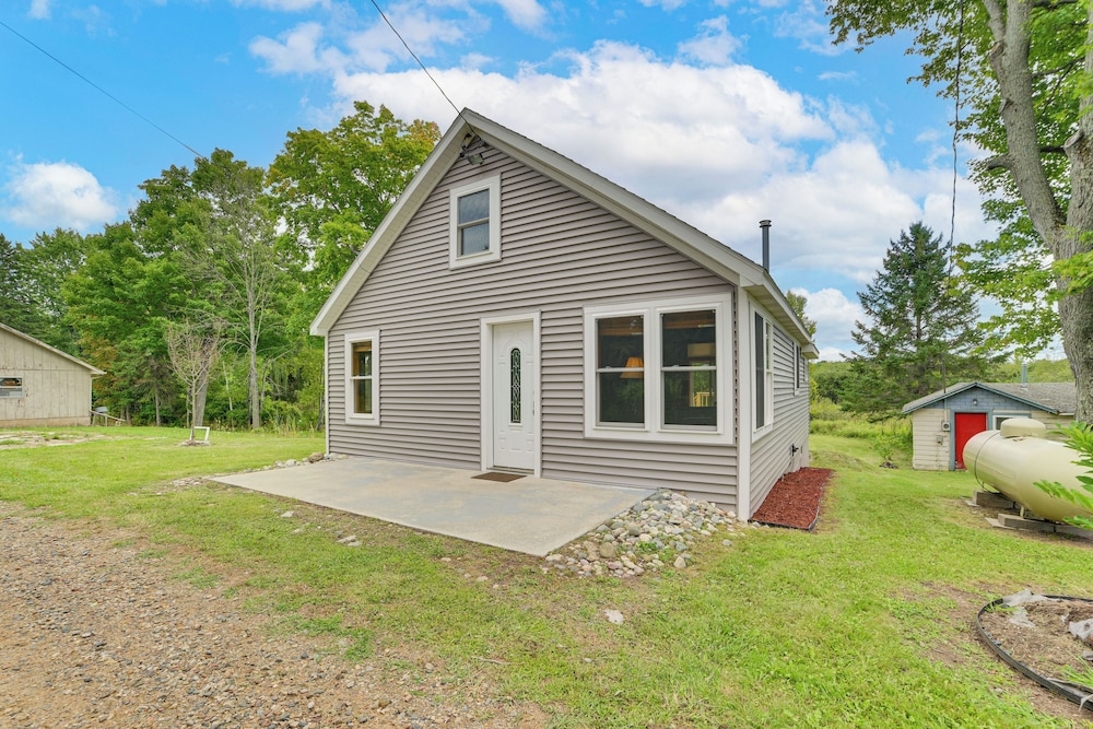 Cozy Lupton Cabin Near Trails & Lake