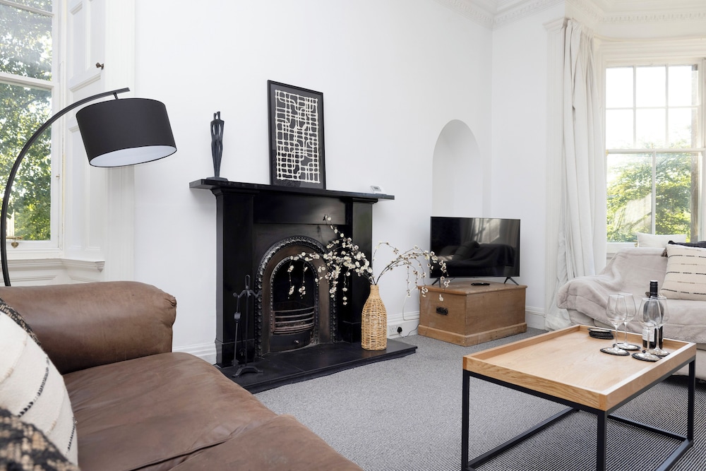 Delightful 3-bed Flat with Parking