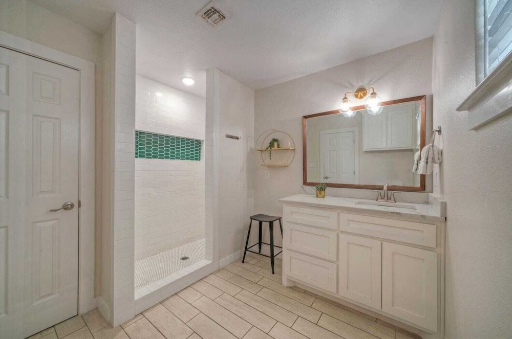Sleeps 20! 2 Homes Near the Beach, Private Pools, Gameroom, Large Family Retreat