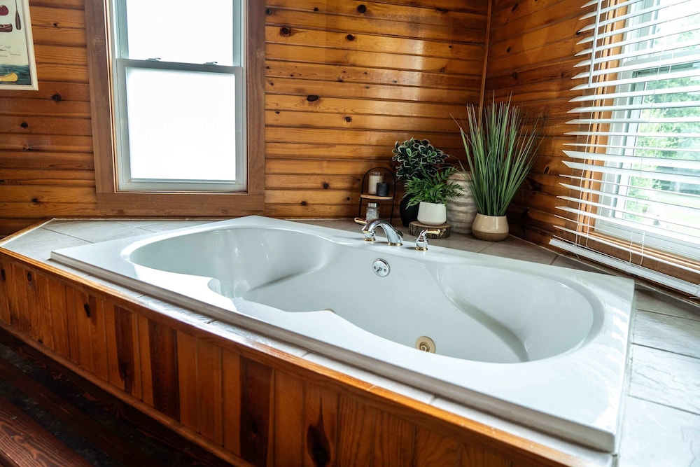 Pet Friendly Lake Geneva Getaway for 6!