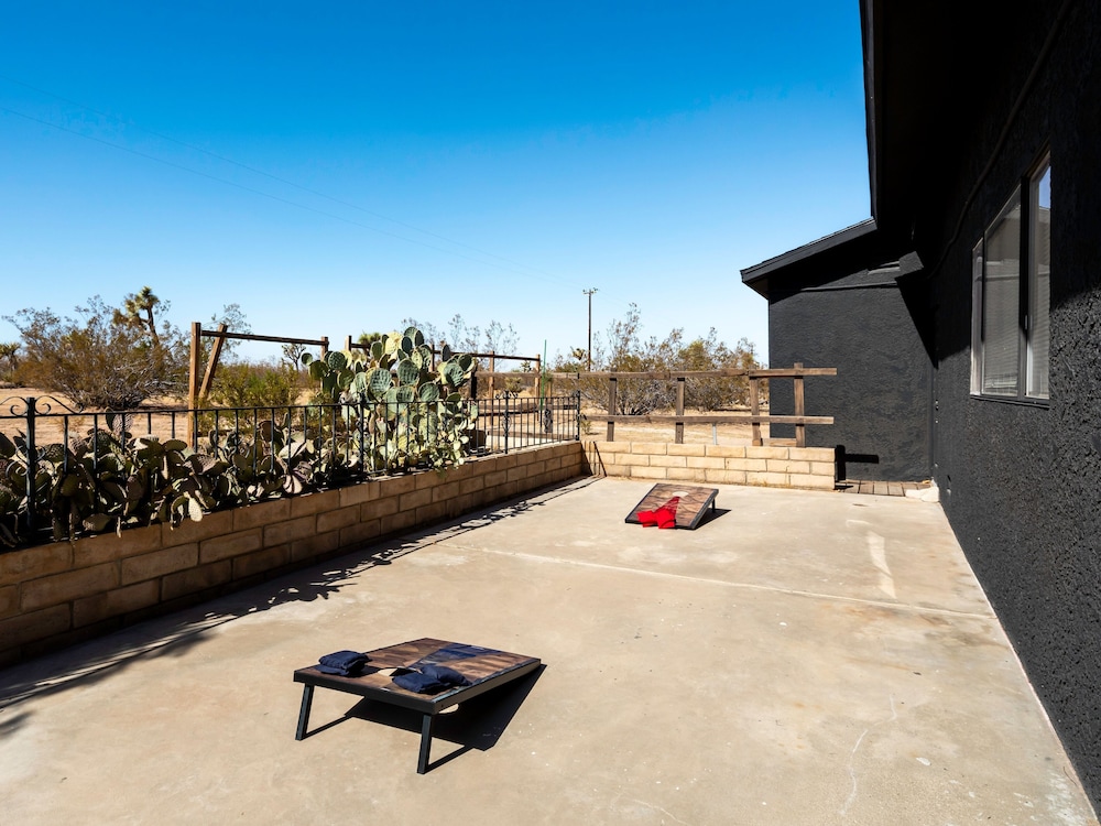 Know Joshua Tree 2 Bedroom Home view 3