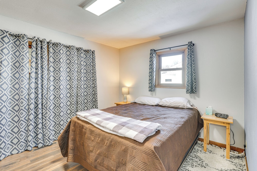 1/2 Mi to Dtwn: Pierre Family Home w/ Patio