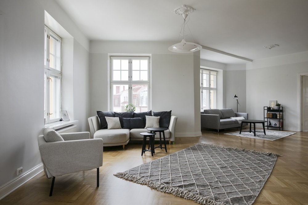 Grand luminous 150m2 2BR aptmnt in Eira view 2