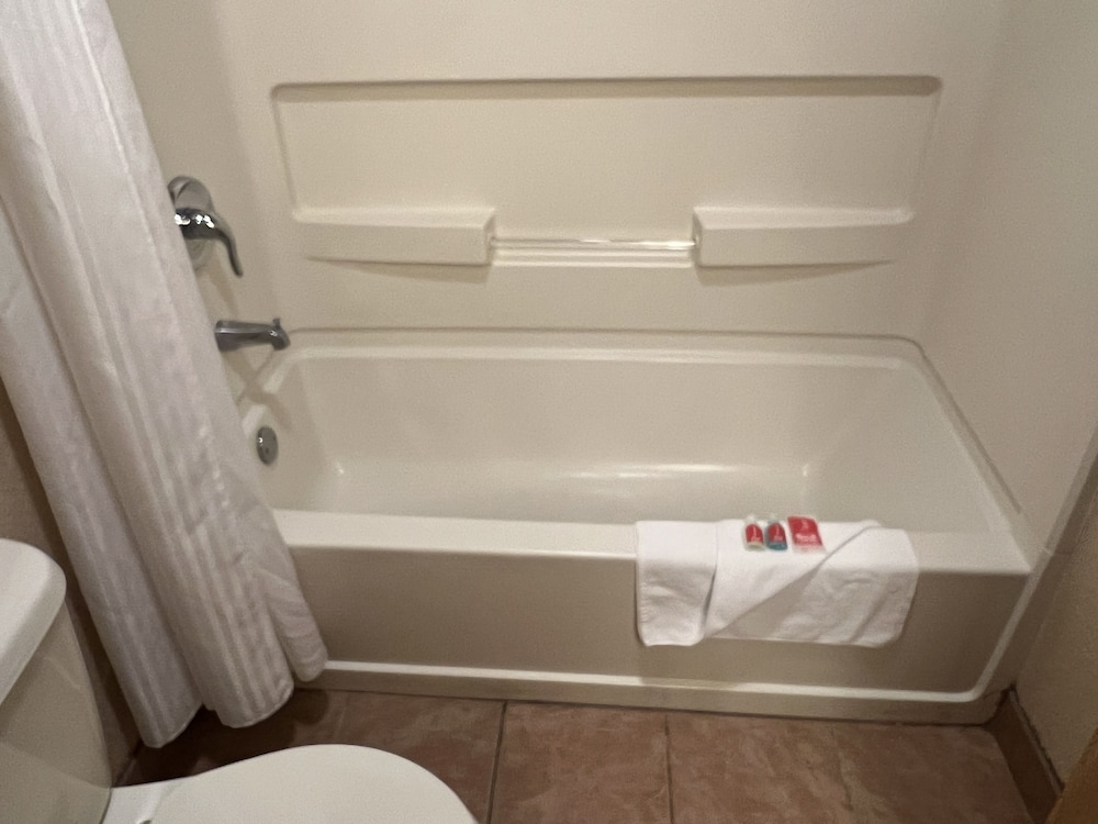 Econo Lodge Inn & Suites Walnut