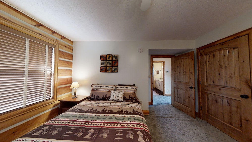 Bear Cave 4 Bedroom Cabin by RedAwning view 2