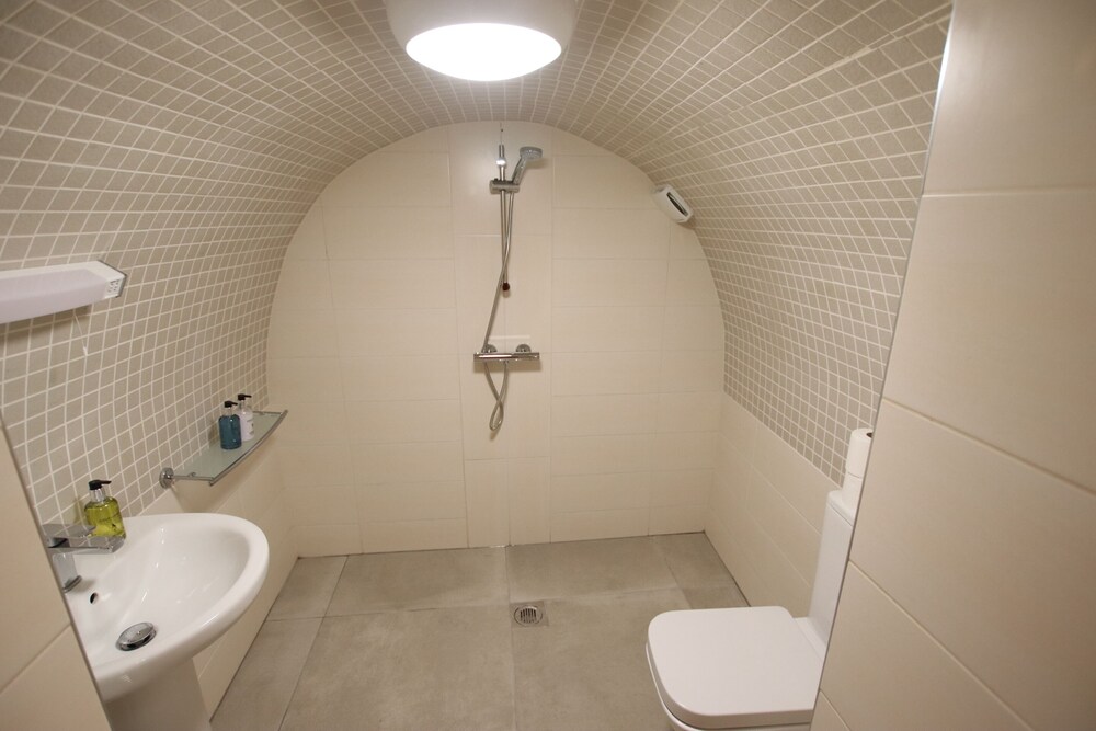 Charming Flat With Private Patio in Clifton view 4