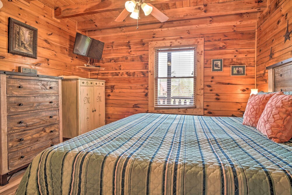 Mountain Pool Lodge Sevierville Cabin w/ Hot Tub view 2