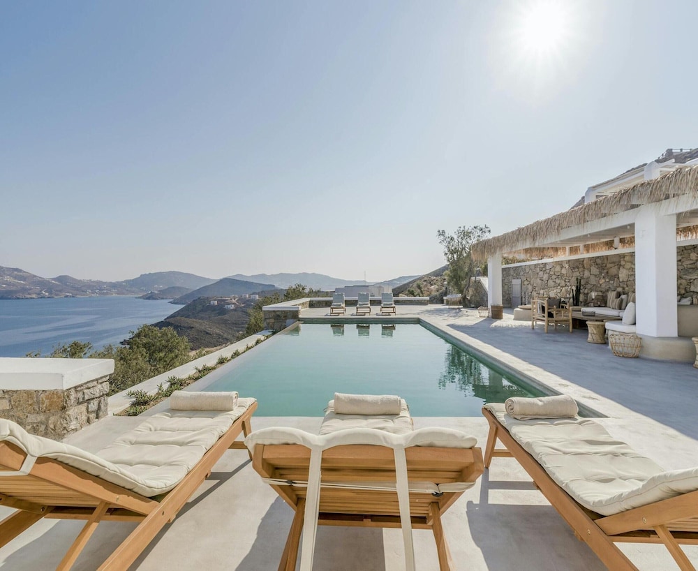 Stunning Villa With Modern Decor